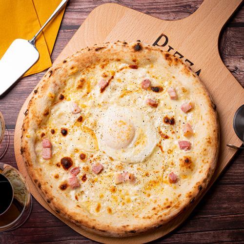 Carbonara pizza with soft-boiled eggs made with "Shimokawa Rokuo Enzyme Eggs"