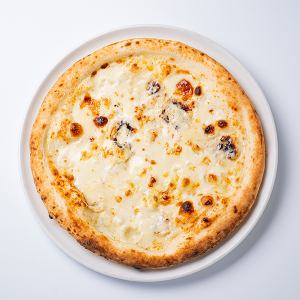 Melty pizza with 4 kinds of Hokkaido cheese