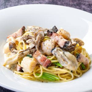 Oysters and scallops from Lake Saroma, Hokkaido, with farm bacon cream sauce