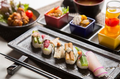 Colorful vegetable sushi (lunch menu)