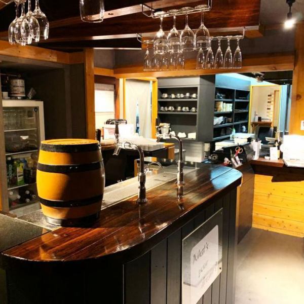 素材にこだわった創作料理を楽しめる落ち着いた空間。美肌をテーマにした工夫が随所にあり、世代を問わず親しまれる上質で温かみのある店です。