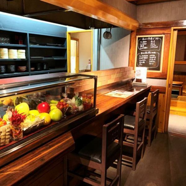 落ち着いてお食事を楽しみいただける、掘りごたつ式の個室がおすすめ。ゆったりとした雰囲気で、創作メニューを存分にお楽しみください。