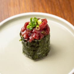 Akami Yukke Gunkan (1 piece)