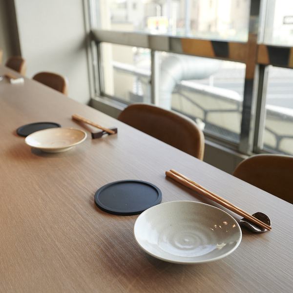 おしゃれなカウンター席が自慢の当店で特選馬の新鮮なお寿司をご堪能♪カウンター席では味覚だけでなく視覚で楽しみながらゆったりとお過ごしいただけます。大人のための隠れ家として、ぜひお立ち寄りください！【大阪/京橋駅/馬肉/飲み放題/京橋/寿司/居酒屋/京橋 居酒屋/しゃぶしゃぶ/馬刺し/宴会/貸切】