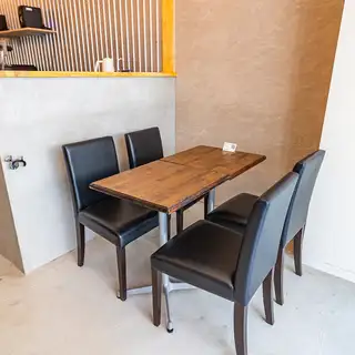 4名掛けのテーブル席を1卓ご用意しております。