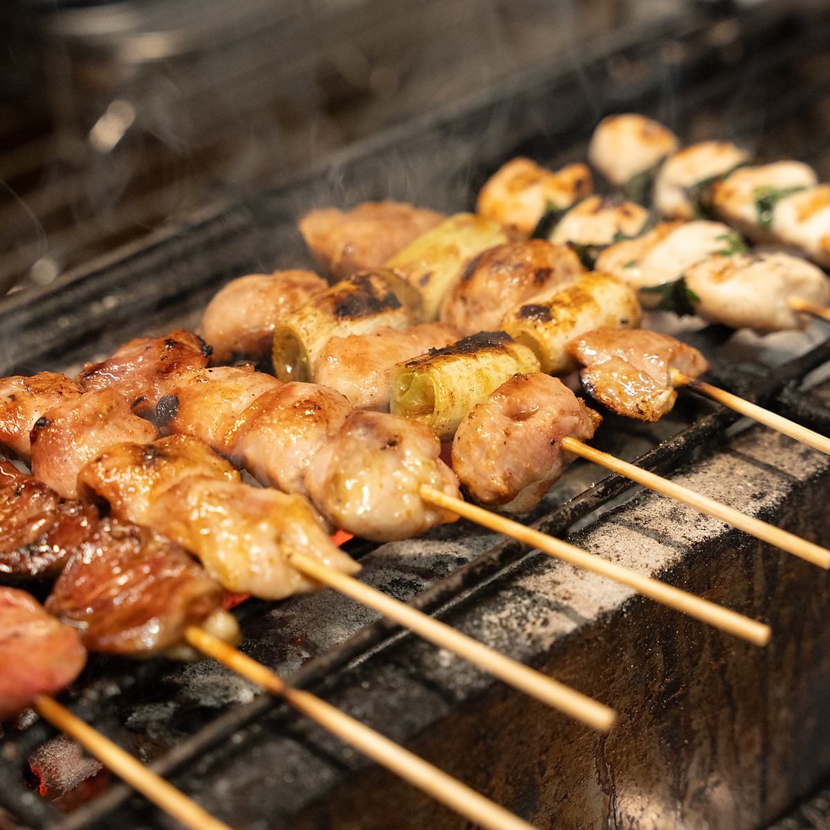 お洒落な店内で本格炭火焼料理とドリンクをご堪能ください♪ペット可のテラス席も◎