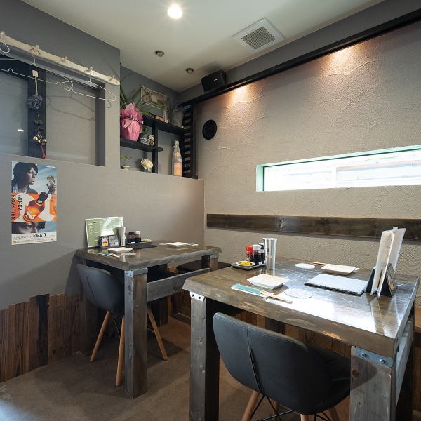 ゆっくりお食事が楽しめるテーブル席は、2名掛けが2卓、グループ利用に便利な4名掛けが1卓あり、人数に合わせたレイアウト変更も可能です。また、8名様からの貸切予約も承っております◎少人数でのプライベートな宴会や、身内だけの集まりにも最適です。アットホームな空間の中、素敵なひと時をお過ごしください♪