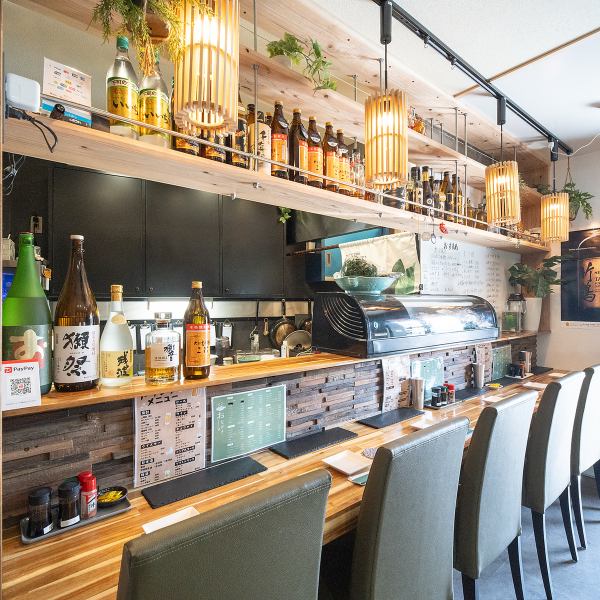 清潔感溢れるきれいな内装が自慢です◎お一人様やデートに人気のカウンター席は計6席ご用意。非常にアットホームな空間なので、初めての方でも緊張せずにリラックスしていただけます。店主に料理のこだわりを聞きながらお食事を愉しめるのも醍醐味◎木の温かみのあるお洒落な空間で、至福の時間をお過ごしください♪