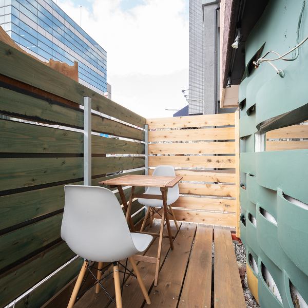 春・夏・秋の心地よい季節限定で、テラス席(2名掛け2卓)を開放しております!夜風を感じながら、炭火焼とお酒を楽しむ時間は格別です♪こちらのテラス席はペットとの同伴もできるので、お散歩のついでにワンちゃんとご一緒にお過ごしいただけます!ご利用の際は事前のお問い合わせがおすすめです。