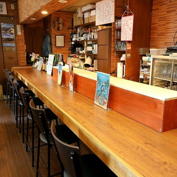 お一人様でも立ち寄りやすいカウンター席と、グループ利用にもおすすめのテーブル席を完備しております♪仕事帰りのサク飲みから、女子会や飲み会など多彩シーンにご対応可能です♪