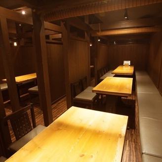 【4名様でご利用頂けるテーブル席がございます】会社帰りにちょい飲みとして行くも良し！お一人様でも、カップルでも友達同士でもお気軽にお越しください♪