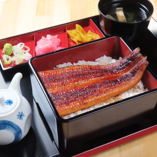 [◇ 女性和胃口小的人也可以安全使用 ◇] 鳗鱼有 3 种尺寸：松、竹、梅。可以调整小份（大份+100日元）等米饭的量