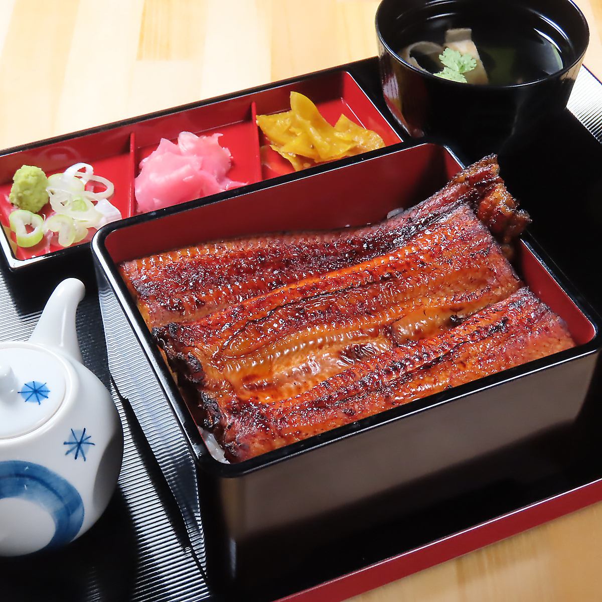 用1條鰻魚製作的鰻魚售價含稅2,600日圓。請享用我們實惠且優質的鰻魚汁。