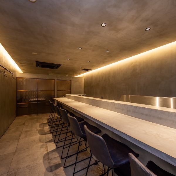 [在食材闪耀的简约空间中享受全新的用餐体验。】打开门,你会发现一个精致、现代的空间。简洁的设计,没有多余的装饰,正是让食物绽放光彩的绝佳舞台!光是看着这些将食材的美味充分展现出来的精致菜肴,就足以让人心动不已。五种感官的幸福时刻正在这里等着您!