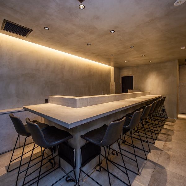 [吧台座位充满了热闹的气氛,感觉您和伴侣之间的距离将大大缩短。】9个吧台座位是可以近距离欣赏厨师精湛厨艺的特别座位!热闹的氛围让人仿佛置身于表演之中,非常适合约会。一边享用美味佳肴,一边轻松愉快地聊天,定会让您流连忘返。享受优雅非凡的时光。