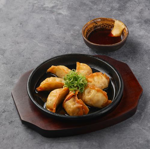 熱々TORA鶏YAの鉄板餃子(7ケ)