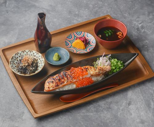 炭火焼魚丼御膳　鮭ハラスいくらがけ親子原子焼き