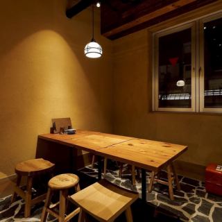 雰囲気のいい6名テーブルもございま最大8人まで座れるお席となっております