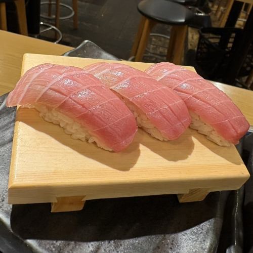 《寿司はじめましたセール》本まぐろ中とろ握り/本まぐろ赤身握り 各1貫