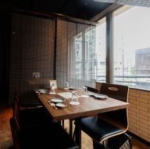 仕切りをおろして半個室に