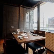 仕切りをおろして半個室に