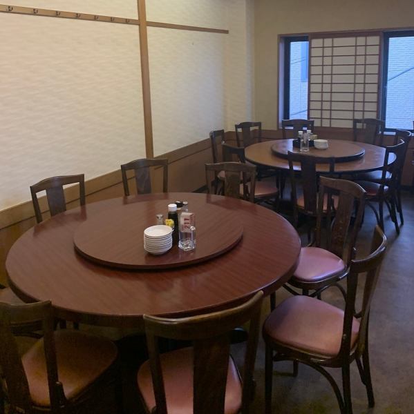 2階のフロアは、大きな円卓を囲むように、店内の雰囲気はそのままに、テーブル席をご用意しています。会社宴会や、ご友人との飲み会など、様々なシーンでご利用いただけます。少人数でのご来店でも、大歓迎です。ご家族でのお食事や、各種ご接待など、ご予約承っておりますので、お気軽にご相談くださいませ。