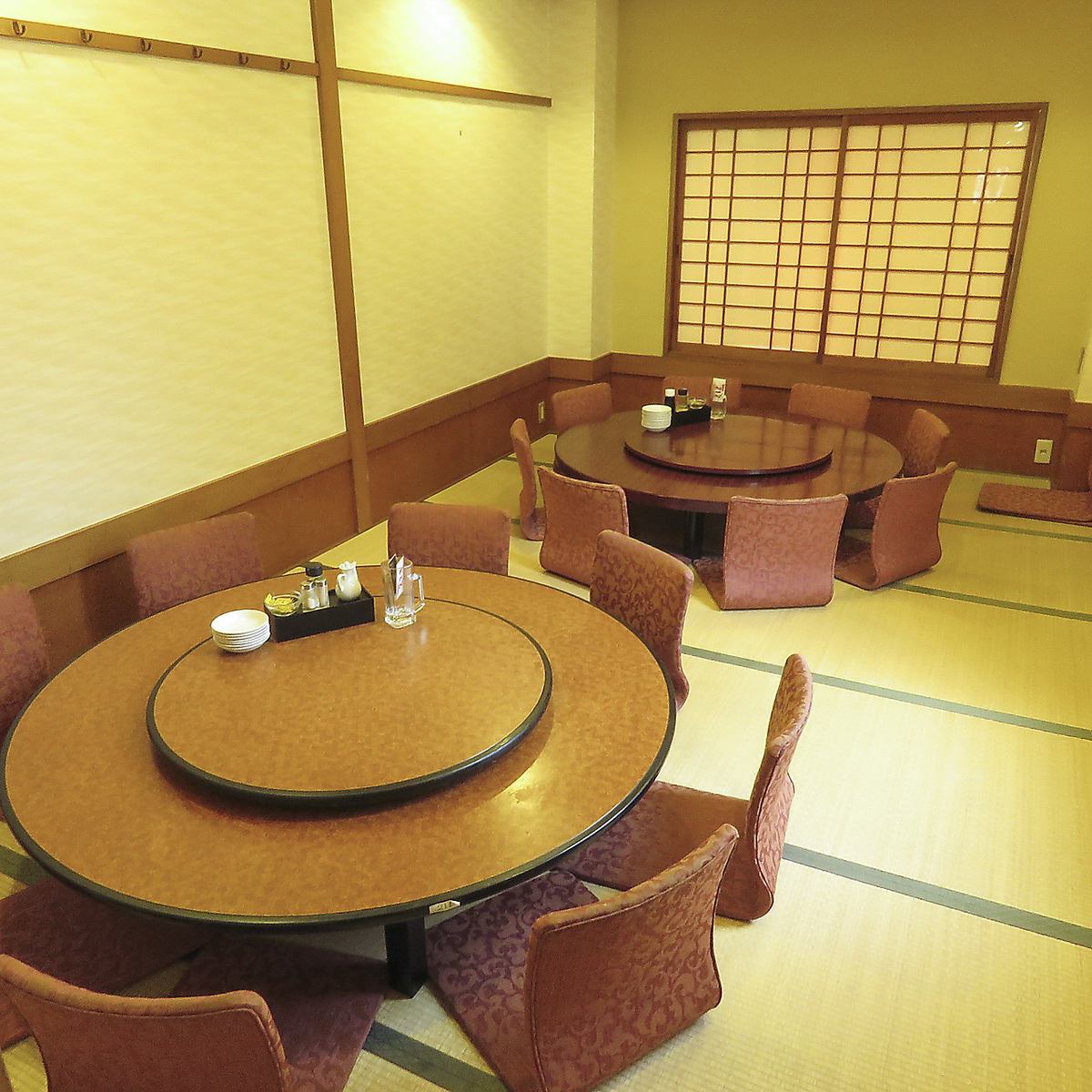 ターンテーブルのあるお座敷完備！背もたれもあり、宴会に最適◎