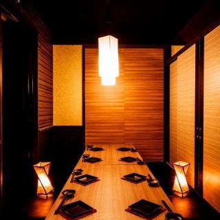 In a calm space full of Japanese taste, we have complete private rooms of various sizes.When you close the shoji, a space with a sense of privacy is completed.If you remove all the partition plates and shoji screens according to the number of people, you will have a large private room with only the beams left.It can be reserved from 50 people, so it is recommended for large banquets up to 60 people.