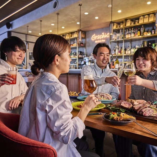 当店の内装は、落ち着いた雰囲気と温かみのあるデザインが特徴です。座席は広々としたスペースで配置され、照明は暖かく、穏やかな雰囲気を醸し出すように調整されているので、お客様がリラックスしてお食事を楽しんでいただけるようになっています。