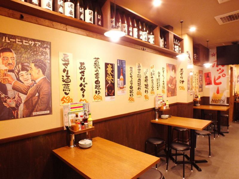 お店の内装は、昭和の時代を感じさせるレトロな雰囲気が印象的です。お仕事帰りのひとり酒で、サクッと一杯もオススメです。カウンター席をご用意しておりますので、お気軽におこしください♪