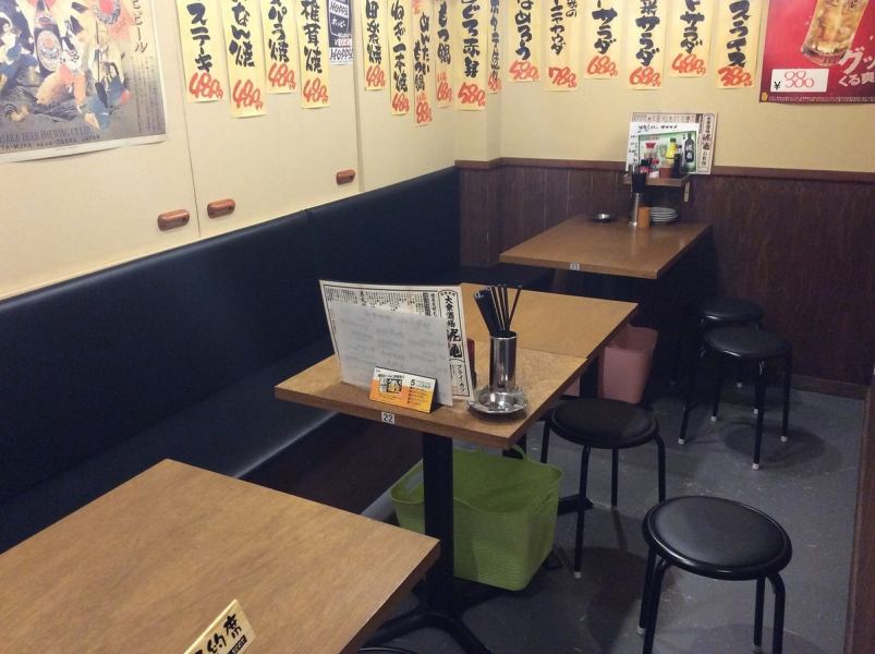10名から12名様がご利用頂ける半個室のお席です。家族連れ、会社仲間、友人同士のお集まりにご利用下さい！ご予約も承ります！