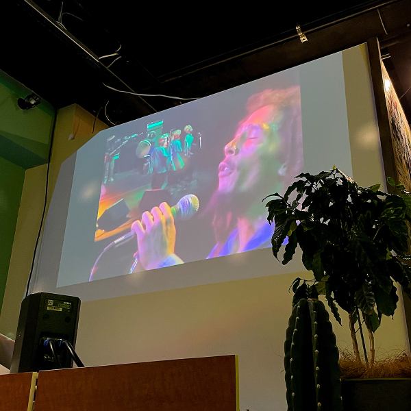 [Projector available] There is a projector in the center of the store. We usually show reggae and music videos, but if you rent the store exclusively, you can show any video you like! Please feel free to contact us for events and parties!