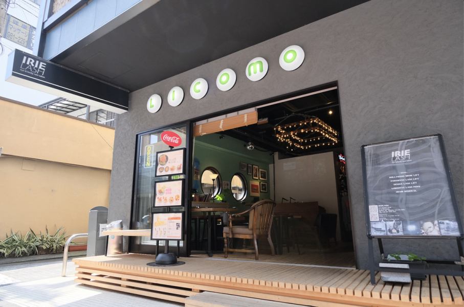 【開放感あるオープンテラス】開放的な空間でお食事を楽しむことが出来ます♪店内にはカウンター席、テーブル席、ソファー席など人数に合わせてご案内させていただきます！ご希望などがある場合はスタッフにお声がけください。