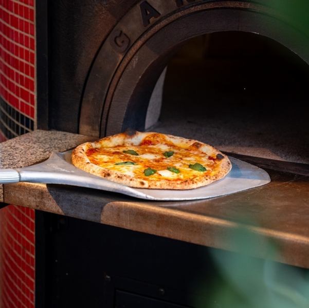 400度を超える高温で焼き上げるPIZZA