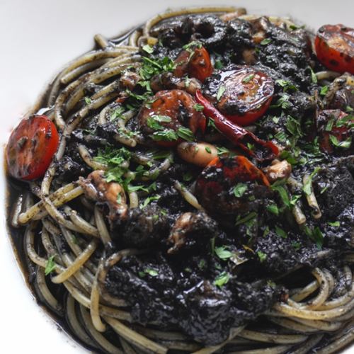 紋甲いかとチェリートマトのイカ墨パスタ