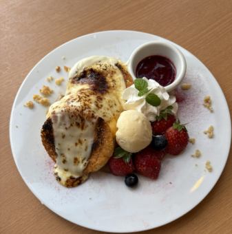 아마오토와 베리 소스의 브뤼레 팬케이크