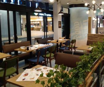 開放的なテーブル席