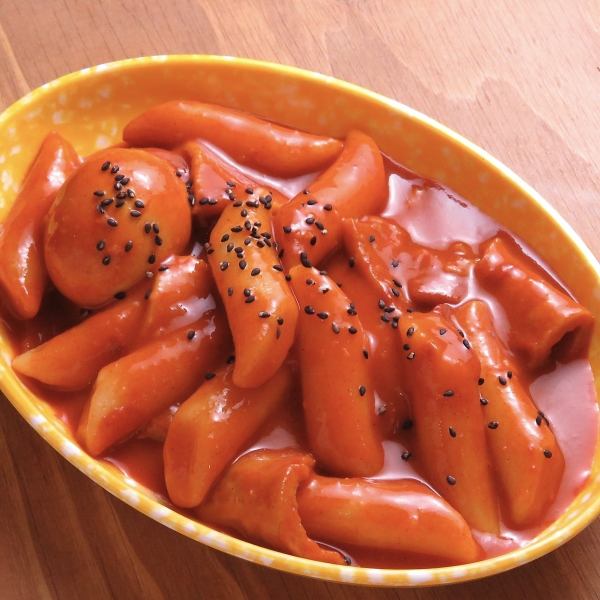 Toppoki is a full-fledged seasoning of the authentic taste of Korean Yokocho.