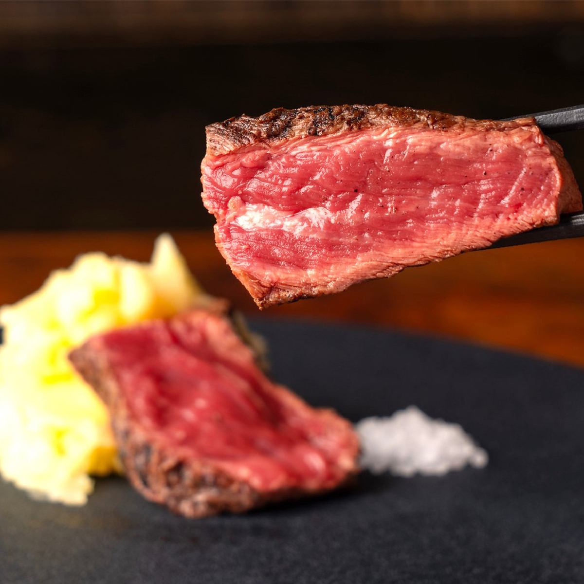 自慢のステーキをはじめ、たくさんのこだわり肉料理を楽しめます
