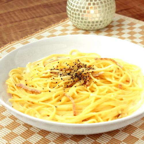 베이컨과 온천 계란 카르보나라