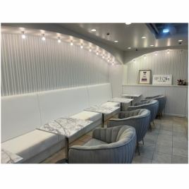 室内设计经过精心挑选，注重细节，包括椅子、家具和固定装置！