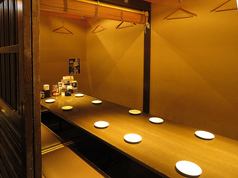 <p>掘り炬燵席は最大80名様まで収容可能。人数に合わせたお席をご用意致しますので、お気軽にご相談ください。TV付き個室やプロジェクターもご用意可能です。ライブ映像を見ながらの『オフ会』・『送別会』などお気軽に問い合わせ下さい。</p>