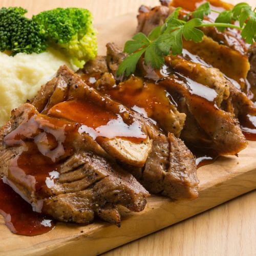 霜降り牛たんステーキとフォアグラの挟み焼き