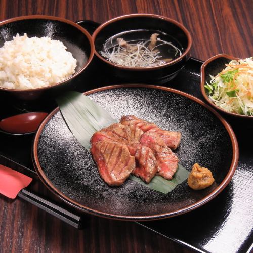 두껍게 썬 소 담 정식