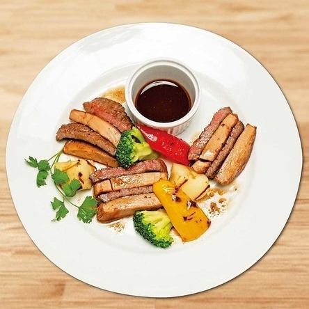 서리가 내린 쇠고기 스테이크와 포아그라 사이의 구운 구이