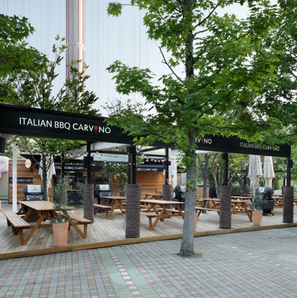 «在市中心享受的正式燒烤，東京圓頂城的Meetsport Garden被綠樹環繞。這是一個優越的地理位置，讓您感覺自己身處城市，感受微風，因為它位於地面三樓，讓您忘記身處城市。在車站附近用手輕鬆體驗意大利式燒烤。