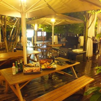 We have seats available for 4 people ♪ You can hand BBQ on a wood table!
