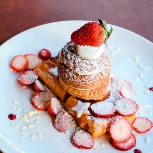 [Seasonally limited] Luxurious strawberry and choux milleage French toast