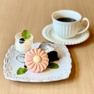 Flower cake and chocolate cake