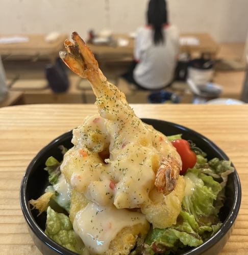 蝦仁蛋黃醬濃鬱,肉質飽滿